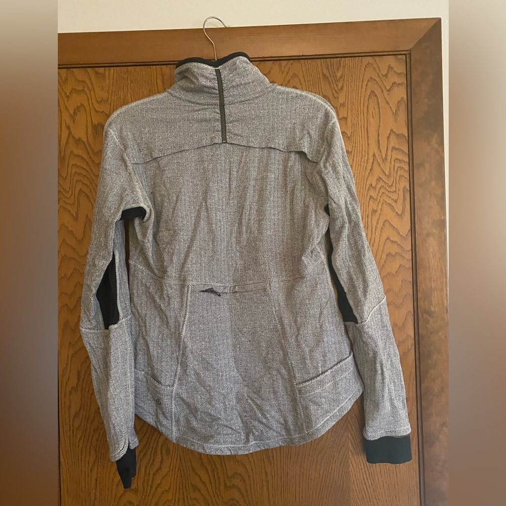 Lululemon Pullover, Gray Knit Pattern, Size 12 - image 3